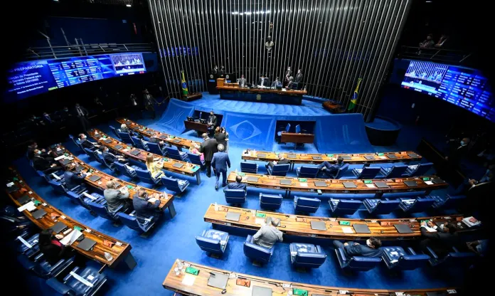 Senado aprova texto-base de PL que fixa teto do ICMS sobre combustível