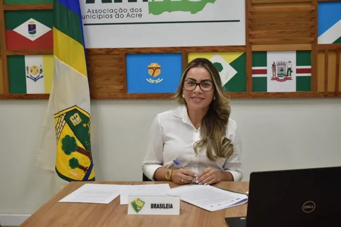 Prefeita de Brasiléia ganha destaque entre administradores municipais por obras estruturantes, mas é o trabalho social que mais a orgulha