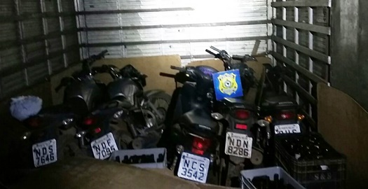 PRF apreendem caminhão carregado de motos roubadas