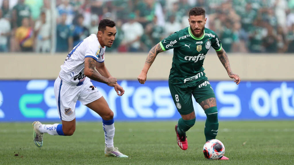 Bruno Mezenga brilha, e Água Santa vence Palmeiras em 1º jogo da final do Paulistão