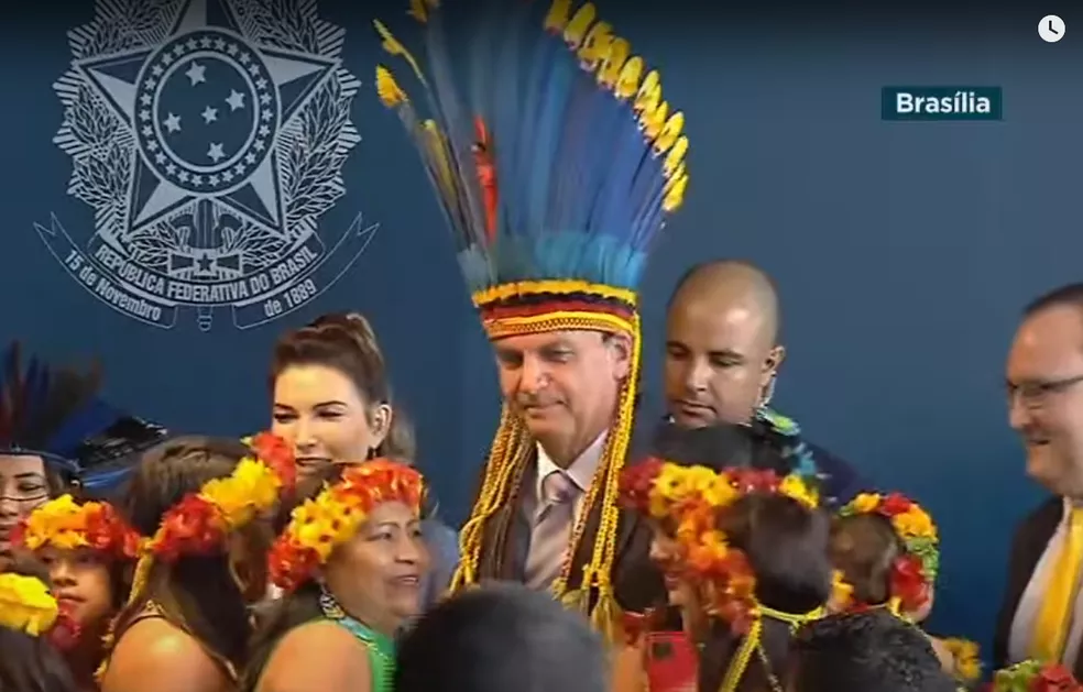 ‘Somos exatamente iguais’, diz Bolsonaro ao receber Medalha do Mérito Indigenista