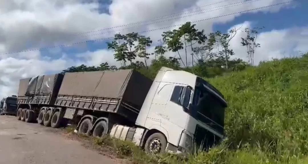 Caminhão quase capota na BR-364 entre Feijó e Tarauacá