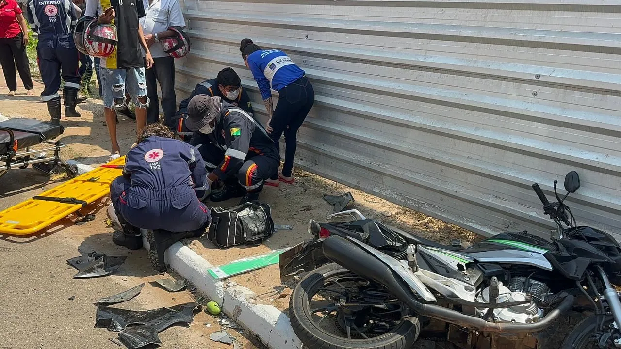 Colisão entre moto e dois veículos deixa motociclista com perna amputada e 4 pessoas feridas