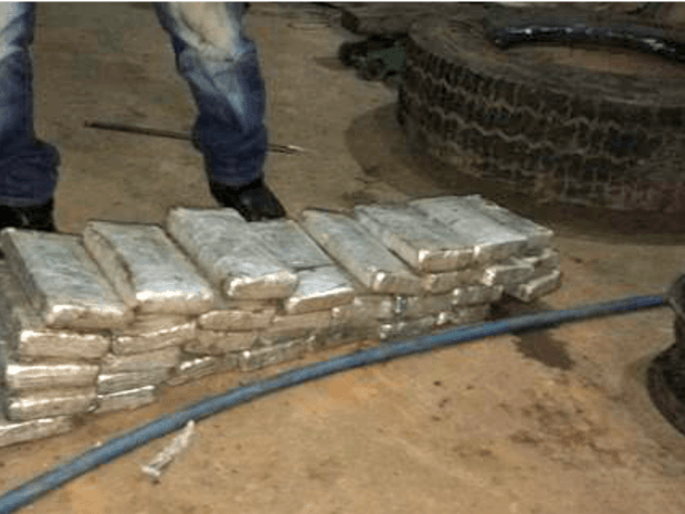 É da pura: 36 quilos de cocaína são encontrados em roda de caminhão no Acre