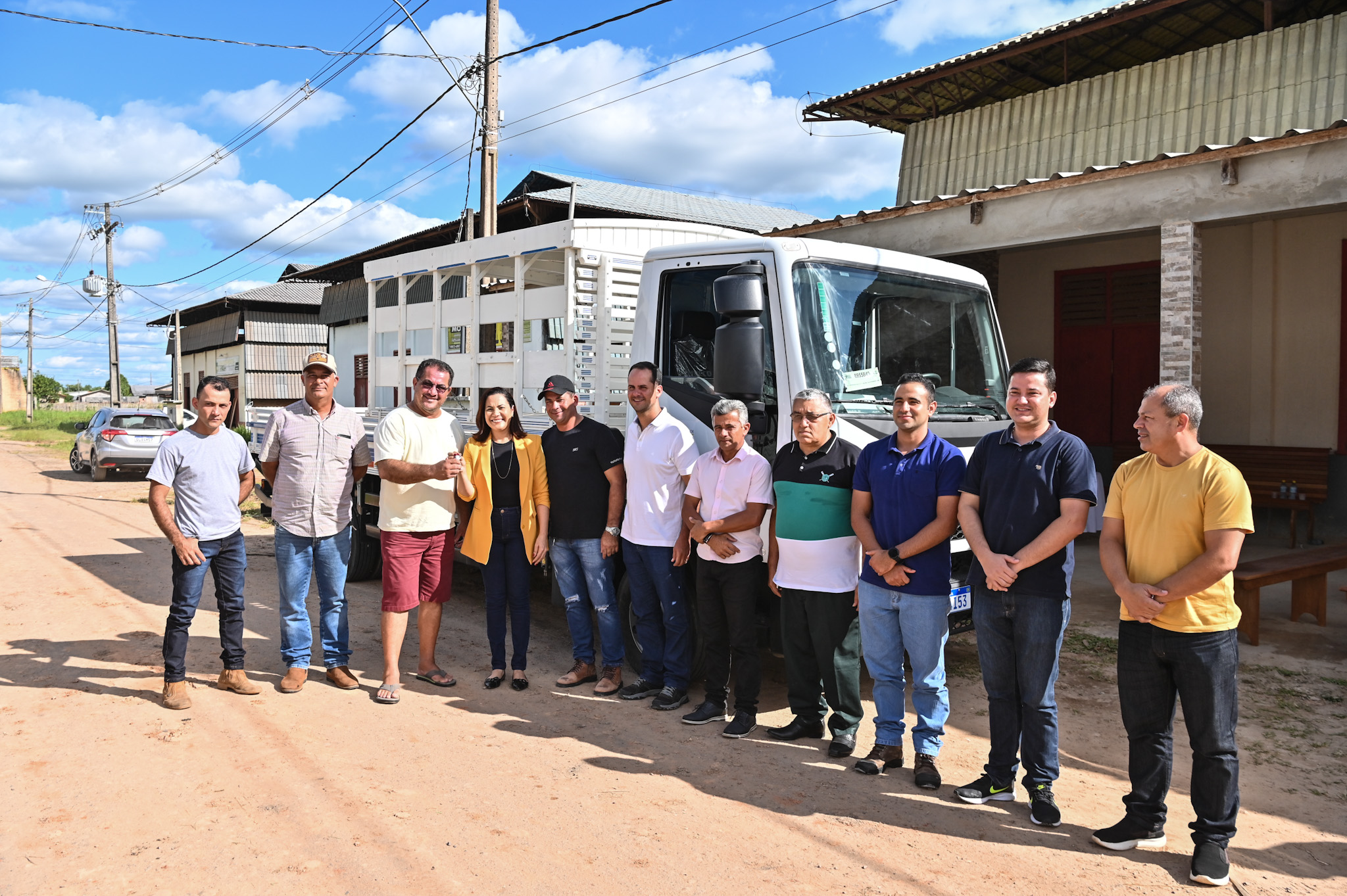 Em Feijó, governo entrega veículo para apoiar trabalho de moveleiros