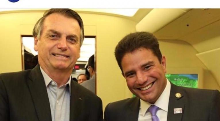 No avião presidencial, Gladson presenteia Bolsonaro com arte do acreano Maqueson Silva