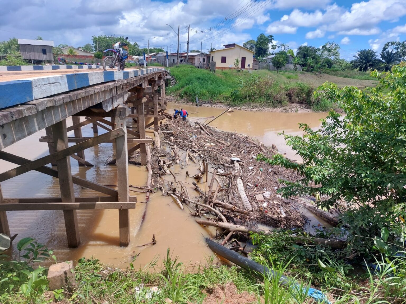 Governo e Prefeitura de Feijó retiram balseiros da ponte sobre o Igarapé Diabinho