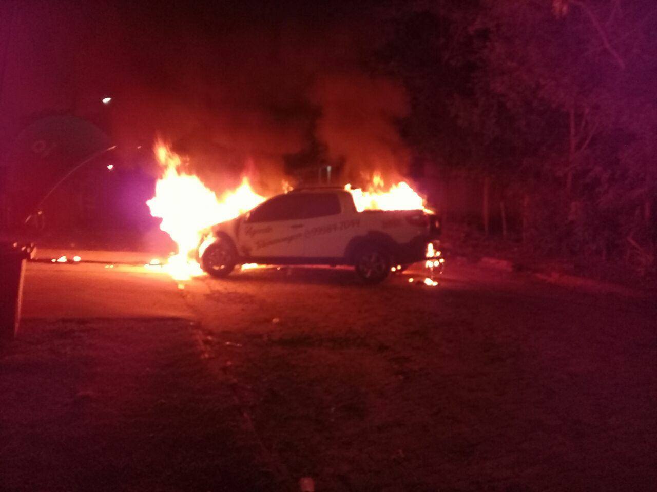 EM FEIJÓ: Criminosos ateiam fogo em veículo de radialista na garagem do posto de Saúde