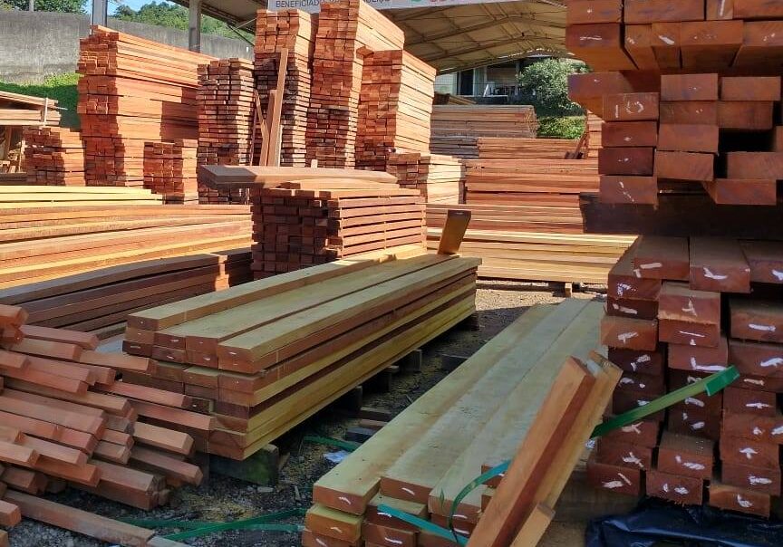 Indústria da madeira é surpreendida com bloqueio de pátios florestais no Acre e medida pode afetar frigoríficos, padarias e construção civil
