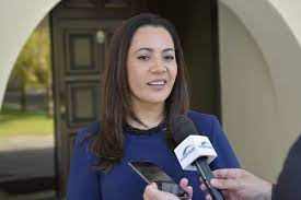 Senadora Mailza Gomes, que deu à luz durante mandato e diz defender grávidas, demite funcionária com 3 meses de gestação