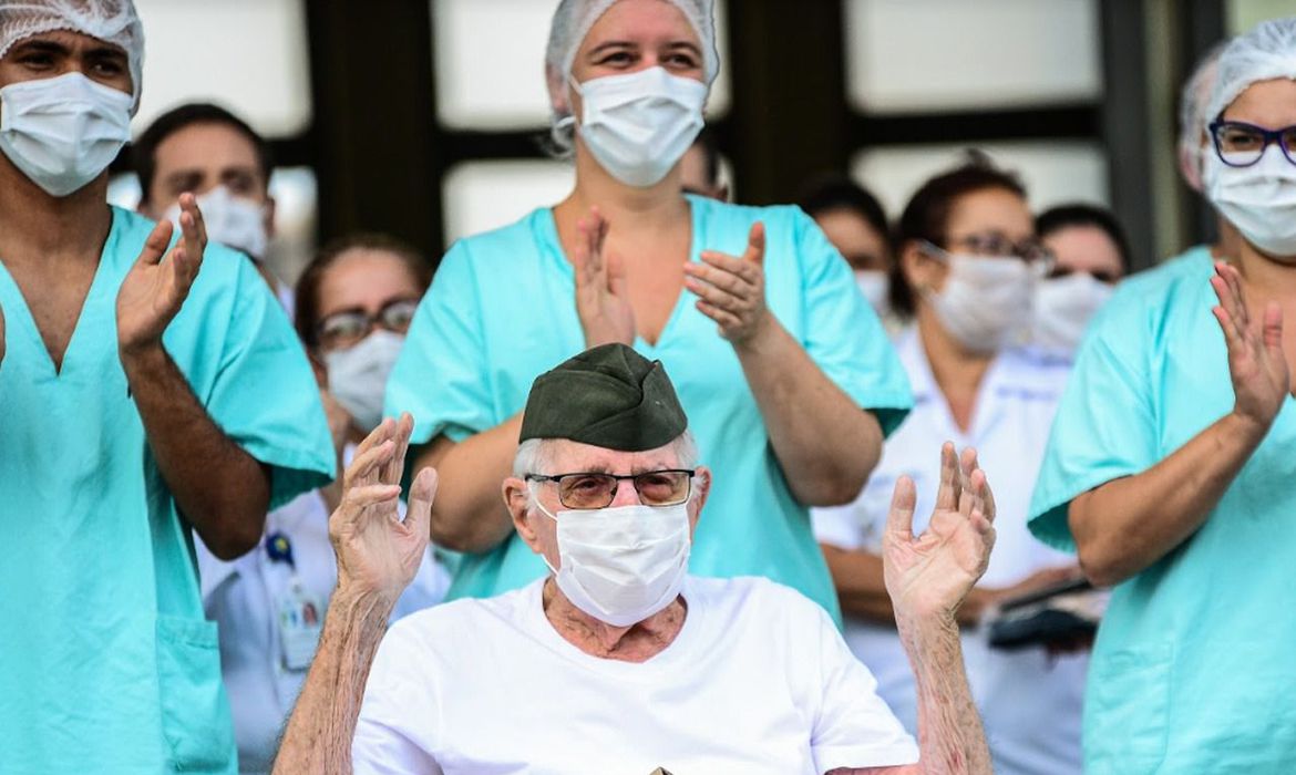 Pessoas curadas do coronavírus superam 13,5 milhões no Brasil