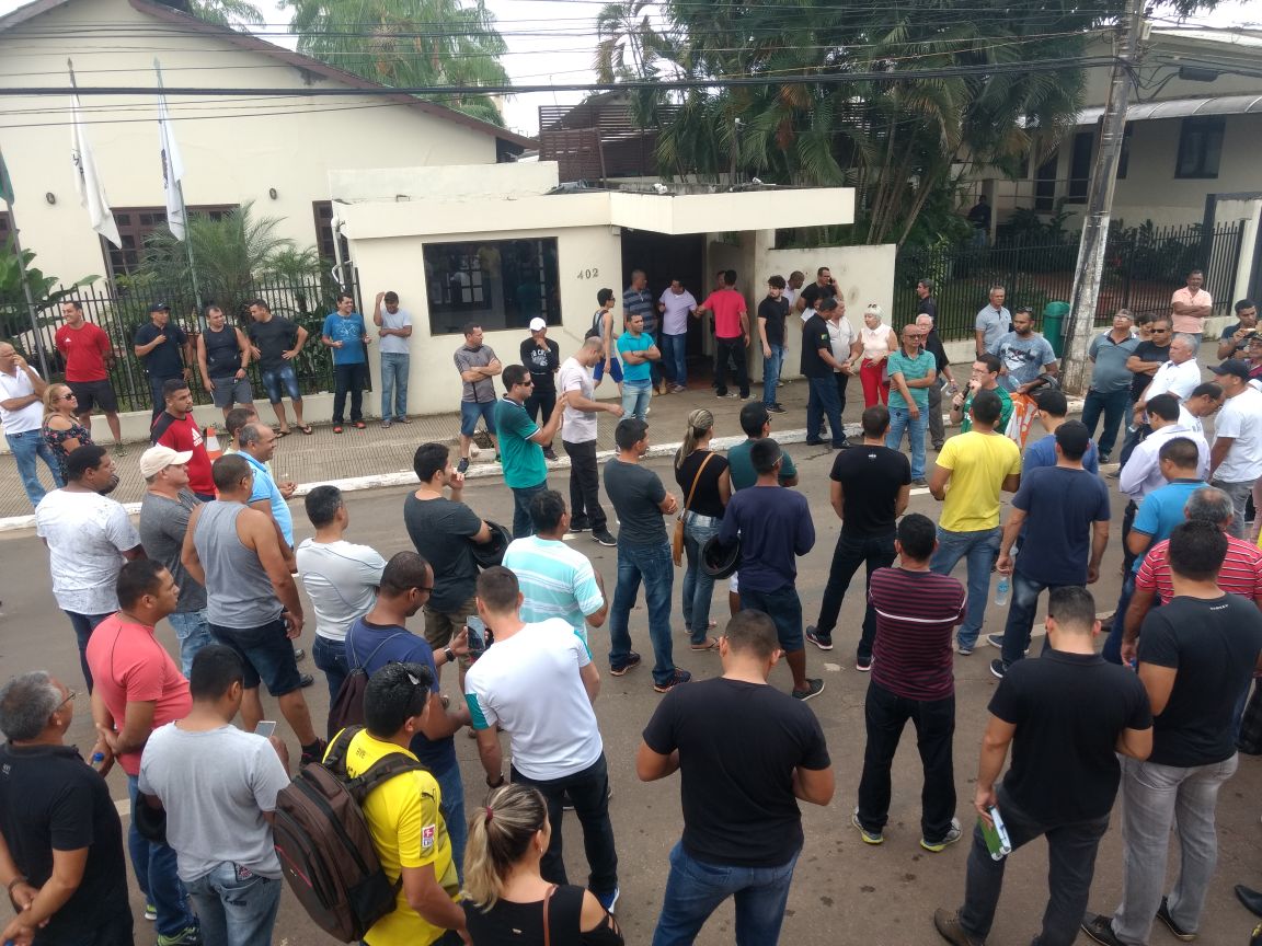 NO ACRE: Policias militares ocupam a frente da casa rosada por melhorias salarial e condições de trabalho