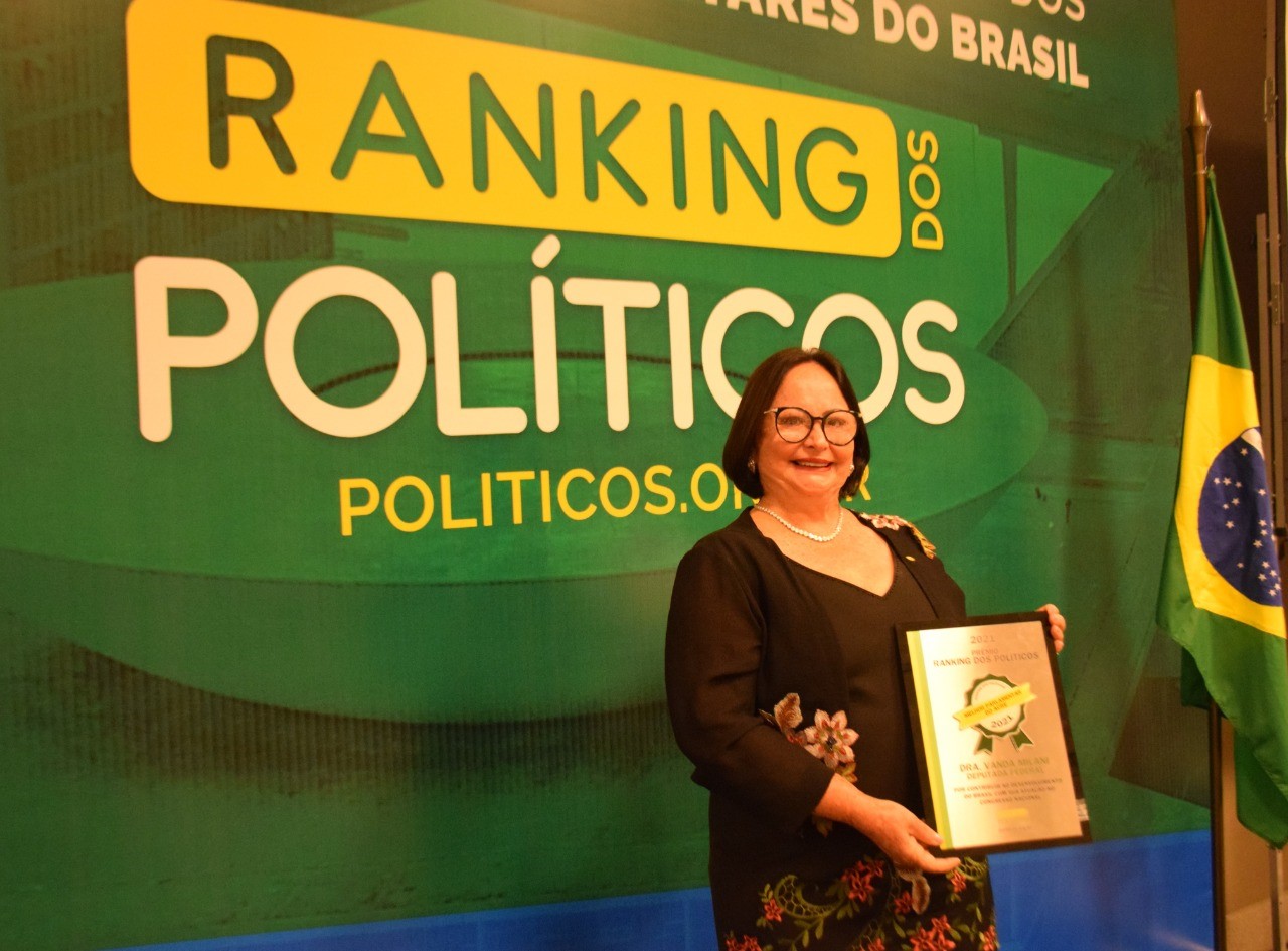 Vanda Milani recebe prêmio de Melhor Parlamentar do Estado do Acre