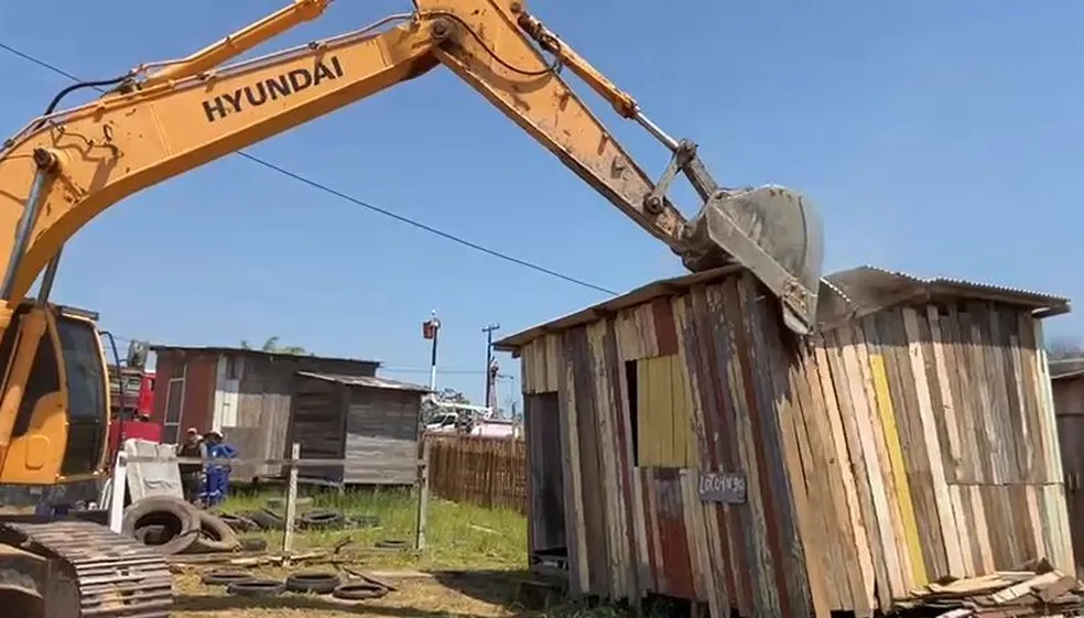 Terra Prometida: 60 casas são demolidas durante reintegração de posse em área de invasão no Acre