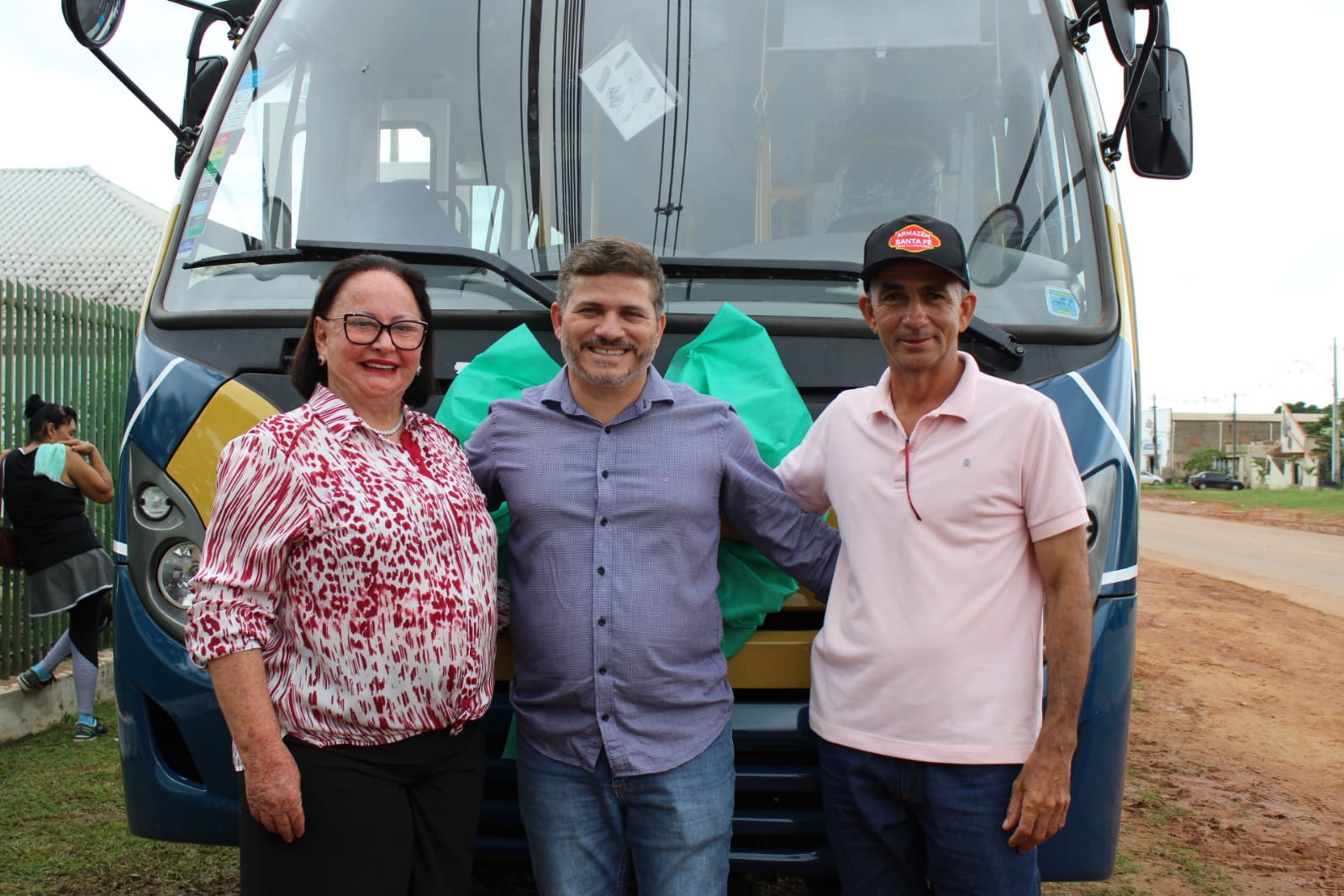 Vanda Milani é homenageada durante entrega de micro-ônibus para melhor idade em Epitaciolândia
